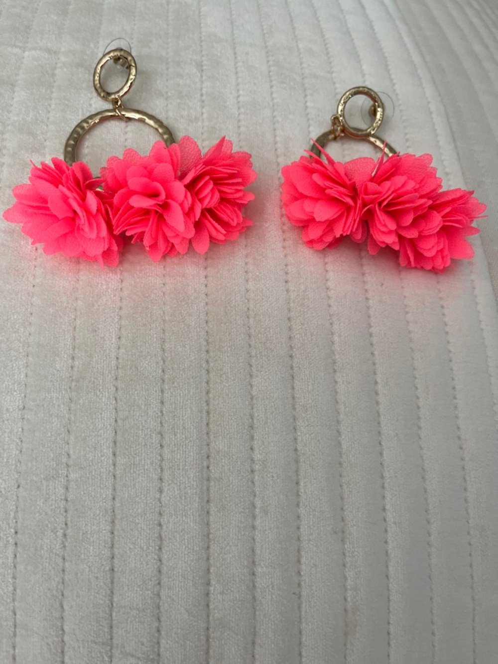 NWOT Lilly Pulitzer Cascading Petal Gold-Tone Hoop Earrings - Picture 2 of 4
